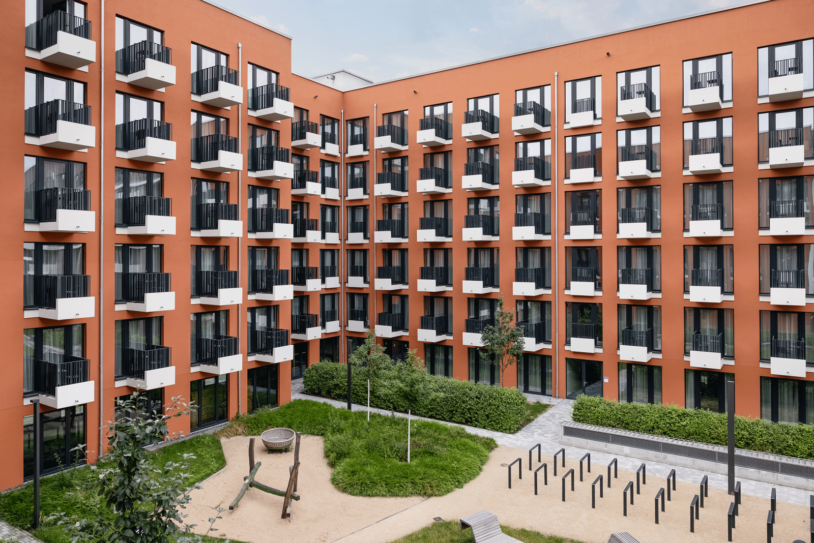 Roter Gebäudekomplex zum Co-living in Berlin 
